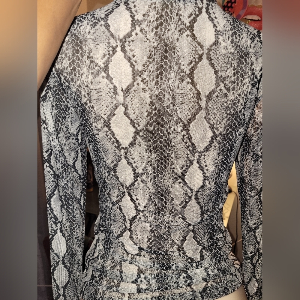 Eye Candy Monochrome Patterned Top Size M - Picture 9 of 9
